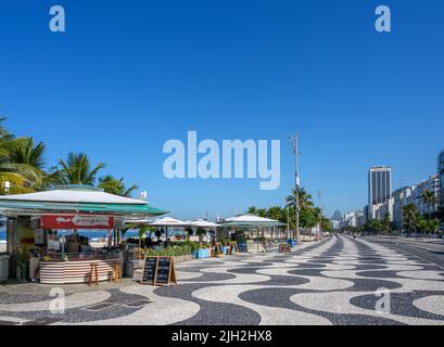 Promenade en front de mer, Avenida Atlantica, Plage de Copacabana, Copacabana, Rio de Janeiro, Brésil Banque D'Images