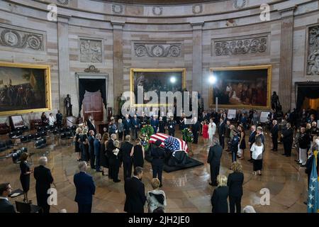 Washington DC, États-Unis. 14th juillet 2022. Les membres de la famille et les invités paient leurs réects au cercueil de l'Adjudant-chef de la Marine 4 Hershel Woodrow 'Woody' Williams, le dernier récipiendaire survivant de la Médaille d'honneur de la Seconde Guerre mondiale, qui est en honneur à la rotonde du Capitole des États-Unis, à Washington, DC jeudi, 14 juillet 2022. Le vétéran du corps des Marines, qui mourut 29 juin, a reçu le plus haut prix du pays pour ses actions sur Iwo Jima. Photo de piscine par Eric Lee/UPI crédit: UPI/Alay Live News Banque D'Images