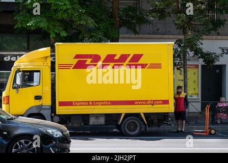 Madrid, Espagne. 14th juillet 2022. La société allemande de courrier express DHL Courier prépare des colis à l'intérieur du camion de livraison stationné dans la rue en Espagne. Crédit : SOPA Images Limited/Alamy Live News Banque D'Images