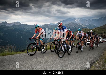 (De L à R) Belgique Florian Vermeersch (équipe Lotto-Soudal) et Français Florian Senehal (équipe Quick-STEP Alpha Vinyl) en avant un groupe de coureurs dans les derniers kilomètres de l'ascension du Col du Granon pendant la phase 11th du Tour de France 2022. La scène 11th du Tour de France 2022 entre Albertville et le sommet du Col du Granon à une distance de 151,7 km. Le vainqueur de la scène est le Danois Jonas Vingegaard (équipe Jumbo Visma) L'OMS occupe également la première place dans la classification générale au détriment du slovène Tadej Pogacar (équipe des Émirats Arabes Unis). Naïf colombien Banque D'Images