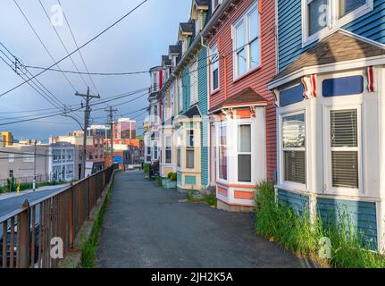 Maisons colorées en rangée du centre-ville (Jellybean Row) dans le centre-ville de St. John’s. Banque D'Images