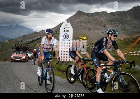 (De L à R) slovène Peter Sagan (équipe TotalEnergies), Welshman Luke Rowe (équipe Ineos) et Allemand John Degenkolb (équipe DSM) en action dans les derniers kilomètres de l'ascension du Col du Granon pendant la phase 11th du Tour de France 2022. La scène 11th du Tour de France 2022 entre Albertville et le sommet du Col du Granon à une distance de 151,7 km. Le vainqueur de la scène est le Danois Jonas Vingegaard (équipe Jumbo Visma) L'OMS occupe également la première place dans la classification générale au détriment du slovène Tadej Pogacar (équipe des Émirats Arabes Unis). Colombie Nairo Quint Banque D'Images