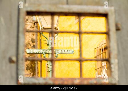 A l'intérieur d'une porte se trouve un vieux panneau indiquant Princes Street sur un lampadaire dans une cour et fait partie d'un musée, Edimbourg, Ecosse Banque D'Images