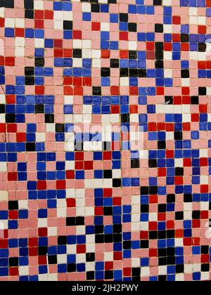 Carreaux de mosaïque en céramique avec carrés lumineux multicolores disposés dans un motif chaotique. Arrière-plan. Répétition. Banque D'Images