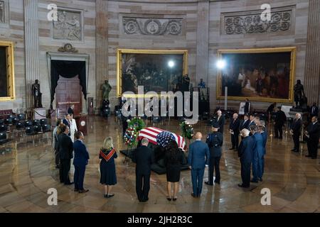 Washington DC, États-Unis. 14th juillet 2022. Les membres de la Chambre des représentants rendent hommage à l'Adjudant-chef de la Marine 4 Hershel Woodrow « Woody » Williams, le dernier récipiendaire survivant de la Médaille d'honneur de la Seconde Guerre mondiale, dont le rôle est en honneur dans la rotonde du Capitole des États-Unis, à Washington, DC, États-Unis, le 14 juillet 2022. Le vétéran du corps des Marines, qui est mort à 29 juin, a reçu le prix le plus élevé du pays pour ses actions sur Iwo Jima. Photo par ERIC LEE/Pool/ABACAPRESS.COM crédit: Abaca Press/Alay Live News Banque D'Images