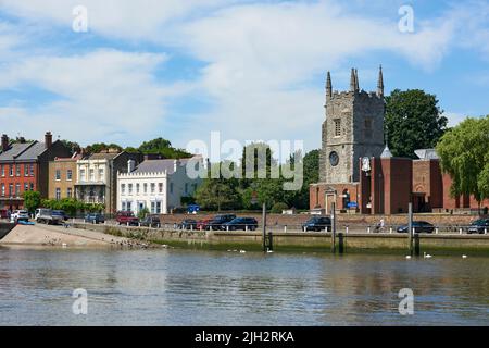 Church Street, Old Isleworth, West London UK, de la rive opposée de la Tamise Banque D'Images