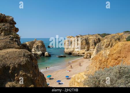 Plage de São Rafael, Algarve, Portugal. Plage touristique portugaise en Algarve. Rochers de falaise sur la côte sud portugaise. Tourisme en été. Portugal tourisme. Banque D'Images