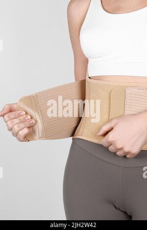 Corset lombaire orthopédique sur le corps humain.Renfort arrière, ceinture de soutien de la taille pour le dos.Correcteur de posture pour rachis de la clavicule arrière.Hernie post-opératoire Banque D'Images