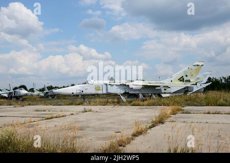 BILA TSERKVA, UKRAINE - AOÛT 25: Le point de vue sur les avions ukrainiens Sukhoi su-24 d'attaque supersonique tous temps sur 25 août 2021 à Bila T. Banque D'Images