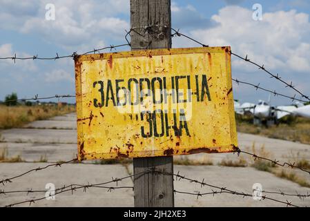 BILA TSERKVA, UKRAINE - AOÛT 25: Le signe zone restreinte est sur la langue ukrainienne et la vue sur l'ukrainien démonté Sukhoi su-24 supersonique All-We Banque D'Images