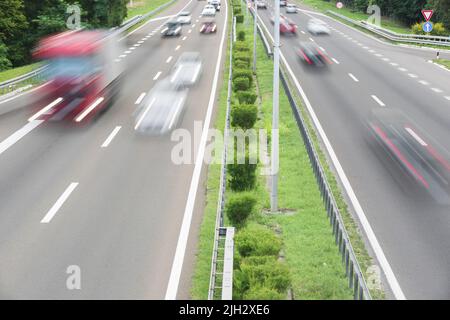 Circulation routière. Camion et voitures sur la route, transport par camion et voyages en voiture. Vue sur l'autoroute à plusieurs voies en été Banque D'Images