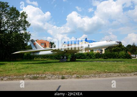 BILA TSERKVA, UKRAINE - AOÛT 25 : le point de vue sur le mémorial stratégique des bombardiers lourds tu-16 de Tupolev sur 25 août 2021 à Bila Tserkva, Ukraine. Banque D'Images