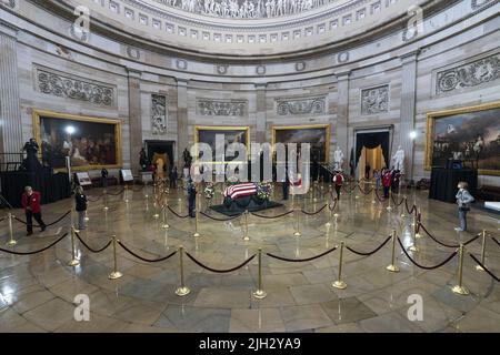 Washington DC, États-Unis. 14th juillet 2022. Le cercueil drapé de drapeau portant les restes de Hershel 'Woody' Williams est en honneur au Capitole des États-Unis à Washington, DC jeudi, 14 juillet 2022. Williams, le dernier récipiendaire de la Médaille d'honneur de la Seconde Guerre mondiale, est décédé à l'âge de 98 ans. Photo de piscine par Alex Brandon/UPI crédit: UPI/Alay Live News Banque D'Images