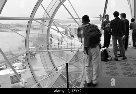 Hall de départ F du terminal 2 de l'aéroport Roissy Charles de Gaulle (CDG), Paris FR Banque D'Images