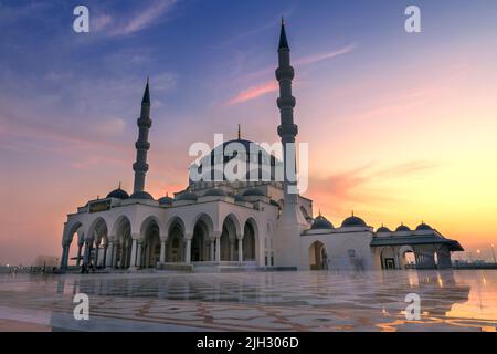 Belle vue sur la Grande Mosquée de Sharjah dans la soirée, Émirats arabes Unis Banque D'Images