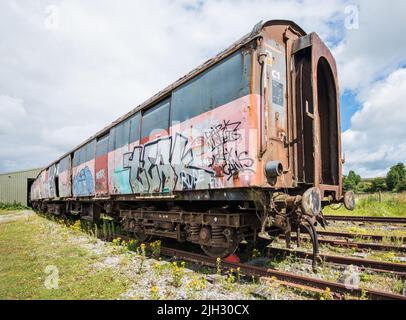 Chariots de matériel roulant usagés garés à la station Hellifield en attente d'un rôle futur......peut-être des pièces de rechange, des rebutations ou même des travaux de restauration. 14/7/22. Banque D'Images