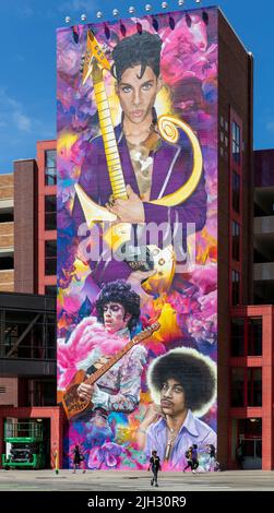 Fresque à grande échelle de chanteur américain, auteur-compositeur, musicien, producteur de disques, danseur, Et l'acteur Prince dans le centre-ville de Minneapolis, Minnesota. La fresque W Banque D'Images