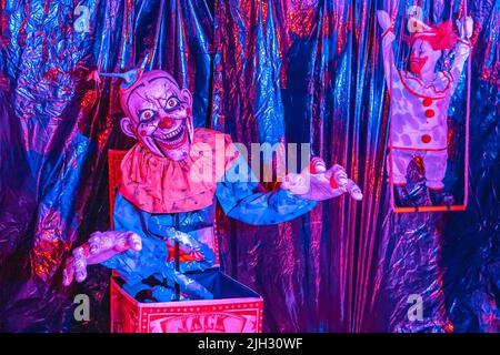Plusieurs décorations de clown effrayantes dans une maison hantée pour Halloween Banque D'Images