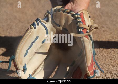 Gros plan du gant d'un joueur de softball prêt à affronter un ballon de fond. Banque D'Images