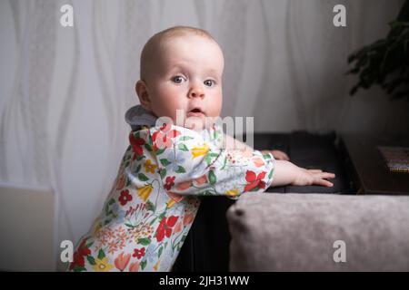 joyeux caucasien neuf mois bébé fille regardant l'appareil photo Banque D'Images