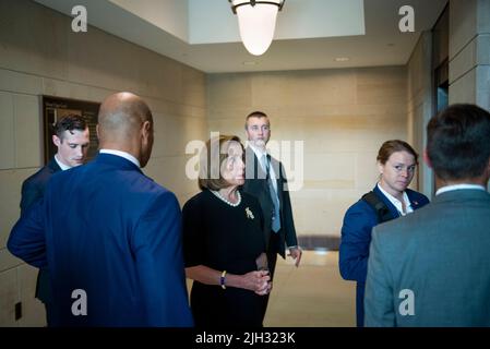 Washington DC, États-Unis. 14th juillet 2022. La Présidente de la Chambre des représentants des États-Unis Nancy Pelosi (démocrate de Californie) quitte sa conférence de presse hebdomadaire au Capitole des États-Unis à Washington, DC, jeudi, 14 juillet 2022. Credit: SIPA USA/Alay Live News Banque D'Images