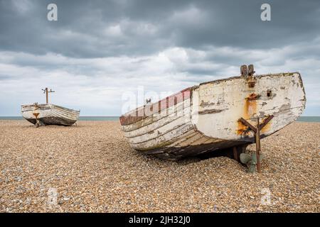 Deux bateaux de pêche en bois photographiés sur la plage d'Aldeburgh en juillet 2022 sur la côte du Suffolk. Banque D'Images