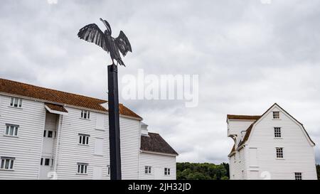 Une sculpture cormorante vue sous Woodbridge Tide Mill à Suffolk en juillet 2022, un matin couvert. Banque D'Images