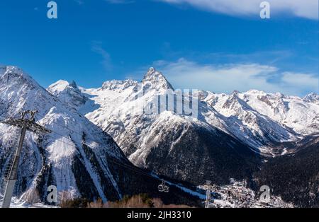 Pics de montagne couverts de neige en hiver. Chaîne de montagnes dans la région du Caucase en Russie Banque D'Images