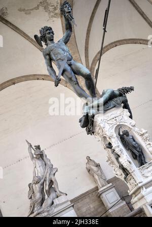 Perseus avec la tête de Medusa par Benvenuto Cellini dans la Loggia dei Lanzi Florence Italie Banque D'Images