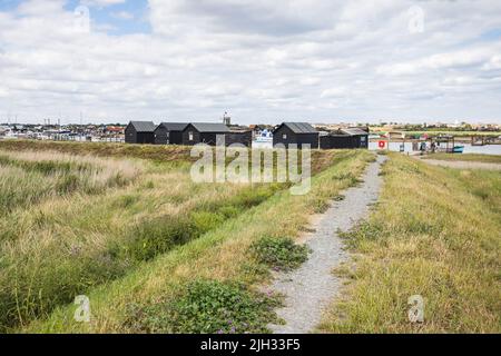 Un chemin surélevé vers le ferry de Walberswick qui relie le petit village à Southwold sur la côte du Suffolk, photographié en juillet 2022. Banque D'Images