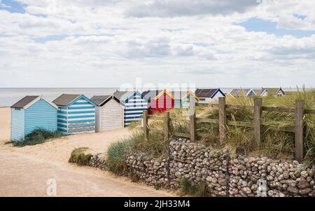 Jolies cabanes de plage à Southwold photographiés de l'arrière sur la côte du Suffolk photographiés en juillet 2022 Banque D'Images