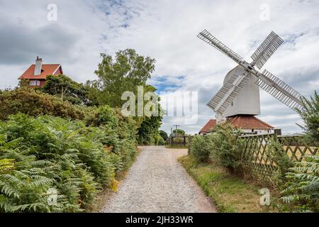 Une image dynamique élevée du moulin à vent Thorpeness à côté de la Maison dans les nuages sur la côte du Suffolk en juillet 2022. Banque D'Images