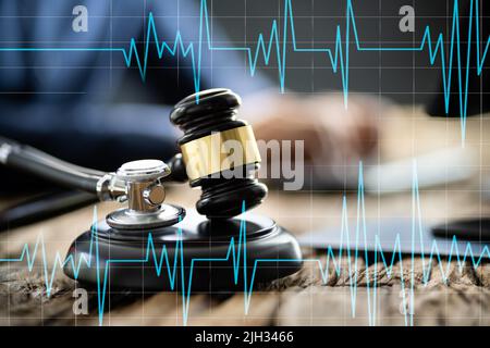 Close-up de Mallet et stéthoscope sur Gavel au bureau avec l'aide d'ordinateur portable Banque D'Images