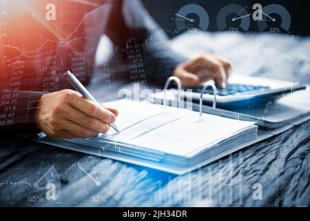 Comptable faisant comptabilité et fiscalité et comptabilité financière Banque D'Images