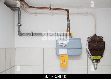 connexion de la maison de gaz avec compteur dans le sous-sol à côté d'une connexion d'alimentation Banque D'Images