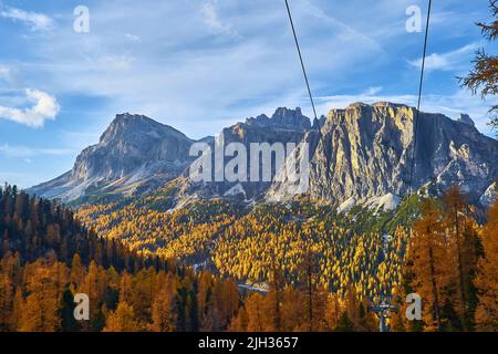 Remontées mécaniques le long de la piste de ski près des montagnes Cinque Torri le fond de la montagne Tofane près de la célèbre ville de Cortina d'Ampezzo, Dolomites Moun Banque D'Images