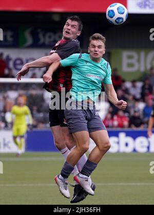 Philip Lowry des croisés affronte Jamie Coombes de Magpies lors du premier match de qualification de la Ligue des conférences européennes de l'UEFA à Seaview, Belfast. Date de la photo: Jeudi 14 juillet 2022. Banque D'Images