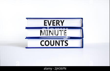 Chaque minute compte le symbole. Mots de concept chaque minute compte sur des livres sur une belle table blanche fond blanc. Affaires, motivation et chaque m Banque D'Images