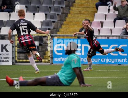 Paul Heatley (à droite) célèbre le score de ses côtés lors du premier match de qualification de la Ligue des conférences européennes de l'UEFA à Seaview, Belfast. Date de la photo: Jeudi 14 juillet 2022. Banque D'Images