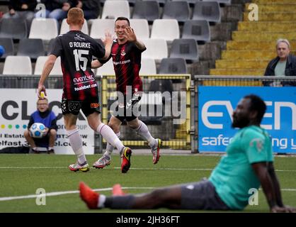 Paul Heatley (à droite) célèbre le score de ses côtés lors du premier match de qualification de la Ligue des conférences européennes de l'UEFA à Seaview, Belfast. Date de la photo: Jeudi 14 juillet 2022. Banque D'Images