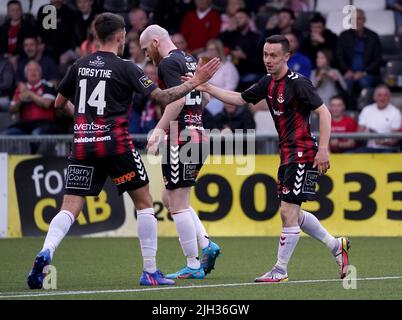 Paul Heatley (à droite) célèbre le score de ses côtés lors du premier match de qualification de la Ligue des conférences européennes de l'UEFA à Seaview, Belfast. Date de la photo: Jeudi 14 juillet 2022. Banque D'Images