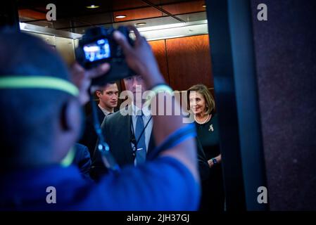 La Présidente de la Chambre des représentants des États-Unis Nancy Pelosi (démocrate de Californie) quitte sa conférence de presse hebdomadaire au Capitole des États-Unis à Washington, DC, jeudi, 14 juillet 2022. Crédit : Rod Lamkey/CNP/MediaPunch Banque D'Images