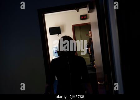 La Présidente de la Chambre des représentants des États-Unis Nancy Pelosi (démocrate de Californie) arrive pour sa conférence de presse hebdomadaire au Capitole des États-Unis à Washington, DC, jeudi, 14 juillet 2022. Crédit : Rod Lamkey/CNP/MediaPunch Banque D'Images