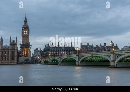 Big Ben, le Parlement et les lumières sous le pont de Westminster au crépuscule, Londres, Angleterre, Royaume-Uni Banque D'Images