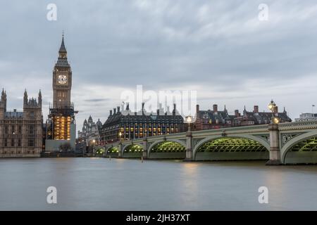 Big Ben, le Parlement et les lumières sous le pont de Westminster au crépuscule, Londres, Angleterre, Royaume-Uni Banque D'Images