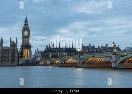 Big Ben, le Parlement et les lumières sous le pont de Westminster au crépuscule, Londres, Angleterre, Royaume-Uni Banque D'Images