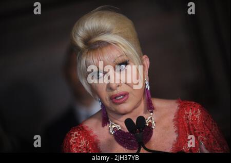 **PHOTO DE FICHIER** Ivana Trump est décédé. NEW YORK, NY - 13 JUIN : Ivana Trump s'exprime lors d'une conférence de presse annonçant sa nouvelle campagne de lutte contre l'obésité à l'hôtel Plaza on 13 juin 2018 à New York. Personnes : Ivana Trump crédit : hoo-me.com/MediaPunch Banque D'Images