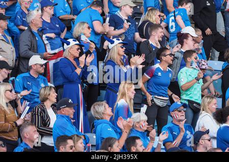 Manchester, Royaume-Uni. 14th juillet 2022. Manchester, Angleterre, 14 juillet 2022: Fans d'Islande lors du match de football européen 2022 des femmes de l'UEFA entre l'Italie et l'Islande au stade de l'Académie à Manchester, Angleterre (Natalie Mincher/SPP) crédit: SPP Sport Press photo. /Alamy Live News Banque D'Images