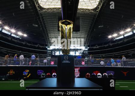 Le trophée du championnat national de football de l'université est présenté lors de la journée des médias de la Conférence 12, mercredi, à 13 juillet 2022, à Arlington, au Texas. (Mario T Banque D'Images