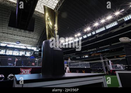 Le trophée du championnat national de football de l'université est présenté lors de la journée des médias de la Conférence 12, mercredi, à 13 juillet 2022, à Arlington, au Texas. (Mario T Banque D'Images